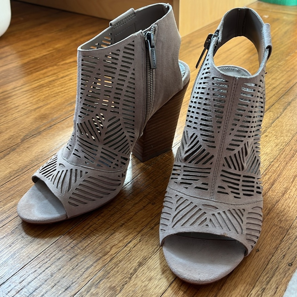 NWOT Vince Camuto Peep Toe Block Heels - Picture 2 of 5